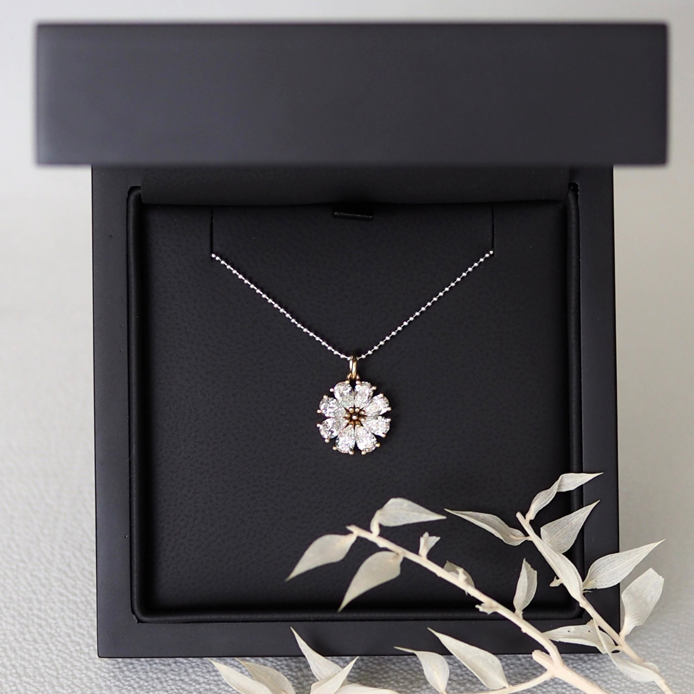 White Day's Eye Pendant